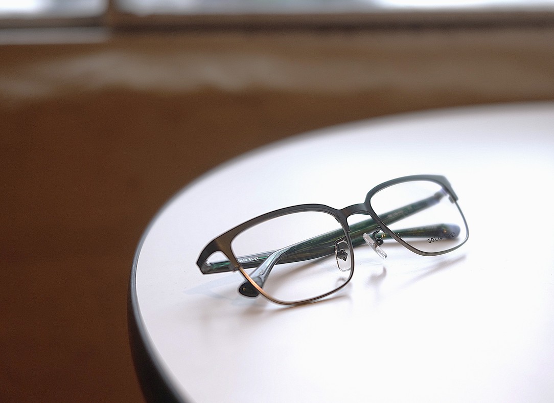 大人のスタイルを作るアイウェアブランド"SOLID BLUE（ソリッドブルー）"